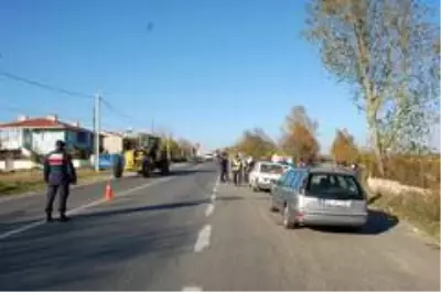 İlçe girişini tutan jandarmadan sıkı denetim İlçe girişini tutan jandarmadan sıkı denetim