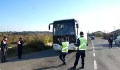 İlçe girişini tutan jandarmadan sıkı denetim İlçe girişini tutan jandarmadan sıkı denetim