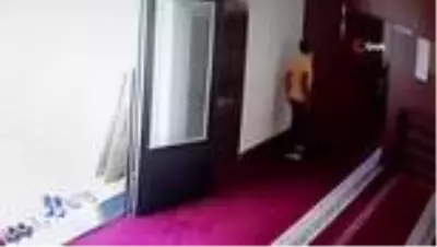Son dakika haberleri: İmamın telefonunu çalan hırsız önce güvenlik kamerasına yakalandı Son dakika haberleri: İmamın telefonunu çalan hırsız önce güvenlik kamerasına yakalandı