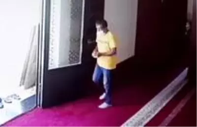 Son dakika haberleri: İmamın telefonunu çalan hırsız önce güvenlik kamerasına yakalandı Son dakika haberleri: İmamın telefonunu çalan hırsız önce güvenlik kamerasına yakalandı