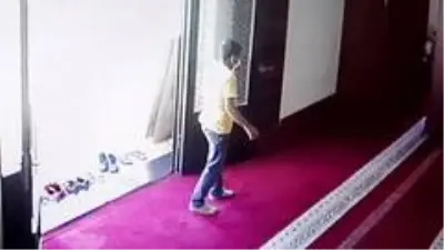 Son dakika haberleri: İmamın telefonunu çalan hırsız önce güvenlik kamerasına yakalandı Son dakika haberleri: İmamın telefonunu çalan hırsız önce güvenlik kamerasına yakalandı