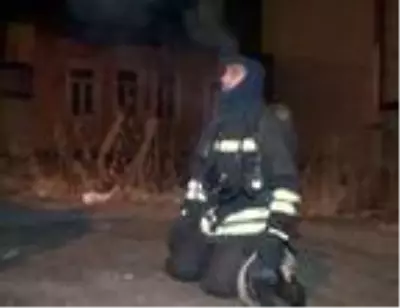 Son dakika... İnşaat firmasının deposunda çıkan yangın, 2 saatte söndürüldü Son dakika... İnşaat firmasının deposunda çıkan yangın, 2 saatte söndürüldü