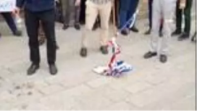 Son dakika haberi | - İran'da Dışişleri Bakanlığı önünde Mahabadi suikastı protestosu- ABD ve İsrail bayrağı ateşe verildi, hükümet suikastı engelleyememekle suçlandı Son dakika haberi | - İran'da Dışişleri Bakanlığı önünde Mahabadi suikastı protestosu- ABD ve İsrail bayrağı ateşe verildi, hükümet suikastı engelleyememekle suçlandı