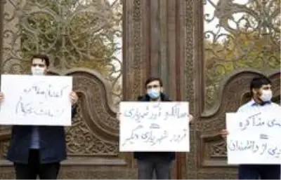Son dakika haberi | - İran'da Dışişleri Bakanlığı önünde Mahabadi suikastı protestosu- ABD ve İsrail bayrağı ateşe verildi, hükümet suikastı engelleyememekle suçlandı Son dakika haberi | - İran'da Dışişleri Bakanlığı önünde Mahabadi suikastı protestosu- ABD ve İsrail bayrağı ateşe verildi, hükümet suikastı engelleyememekle suçlandı