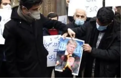 Son dakika haberi | - İran'da Dışişleri Bakanlığı önünde Mahabadi suikastı protestosu- ABD ve İsrail bayrağı ateşe verildi, hükümet suikastı engelleyememekle suçlandı Son dakika haberi | - İran'da Dışişleri Bakanlığı önünde Mahabadi suikastı protestosu- ABD ve İsrail bayrağı ateşe verildi, hükümet suikastı engelleyememekle suçlandı