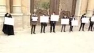 İranlı nükleer bilimcinin öldürülmesi protesto edildi İranlı nükleer bilimcinin öldürülmesi protesto edildi