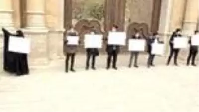 İranlı nükleer bilimcinin öldürülmesi protesto edildi İranlı nükleer bilimcinin öldürülmesi protesto edildi