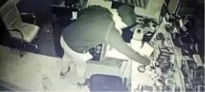Son dakika haber... İş yerinden cep telefonu hırsızlığı kamerada Son dakika haber... İş yerinden cep telefonu hırsızlığı kamerada