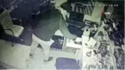 Son dakika haber... İş yerinden cep telefonu hırsızlığı kamerada Son dakika haber... İş yerinden cep telefonu hırsızlığı kamerada