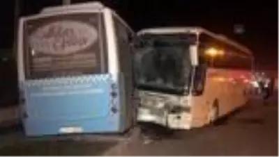 İşçi servis otobüsü ile özel halk otobüsü çarpıştı: 12 yaralı İşçi servis otobüsü ile özel halk otobüsü çarpıştı: 12 yaralı