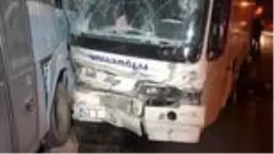 İşçi servis otobüsü ile özel halk otobüsü çarpıştı: 12 yaralı İşçi servis otobüsü ile özel halk otobüsü çarpıştı: 12 yaralı