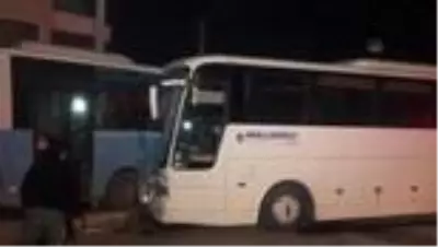 İşçi servis otobüsü ile özel halk otobüsü çarpıştı: 12 yaralı İşçi servis otobüsü ile özel halk otobüsü çarpıştı: 12 yaralı