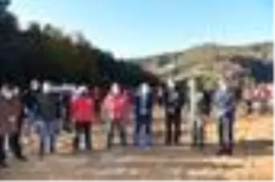 İzmir depreminde hayatını kaybeden116 kişi anısına fidan dikildi İzmir depreminde hayatını kaybeden116 kişi anısına fidan dikildi