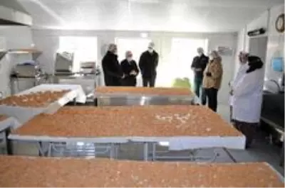 Kadın çiftçiler hem üretiyor hem de ev ekonomilerine katkı sunuyor Kadın çiftçiler hem üretiyor hem de ev ekonomilerine katkı sunuyor