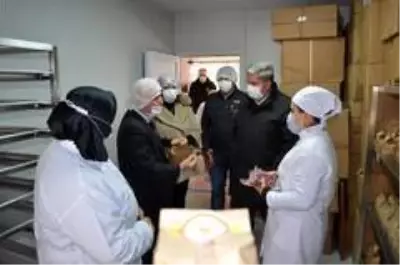 Kadın çiftçiler hem üretiyor hem de ev ekonomilerine katkı sunuyor Kadın çiftçiler hem üretiyor hem de ev ekonomilerine katkı sunuyor
