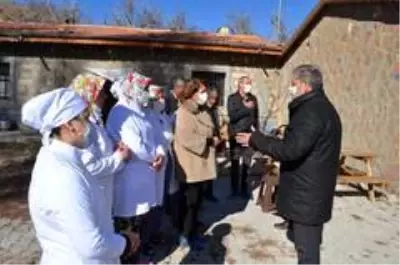 Kadın çiftçiler hem üretiyor hem de ev ekonomilerine katkı sunuyor Kadın çiftçiler hem üretiyor hem de ev ekonomilerine katkı sunuyor