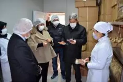 Kadın çiftçiler hem üretiyor hem de ev ekonomilerine katkı sunuyor Kadın çiftçiler hem üretiyor hem de ev ekonomilerine katkı sunuyor