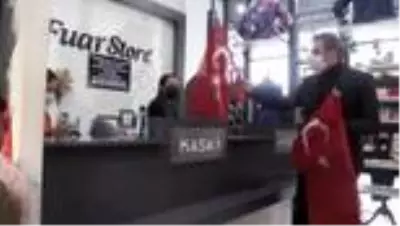 KAHRAMANMARAŞ - 'Bayrak olayı'nın 101. yıl dönümü anısına Türk bayrağı dağıtıldı KAHRAMANMARAŞ - 'Bayrak olayı'nın 101. yıl dönümü anısına Türk bayrağı dağıtıldı