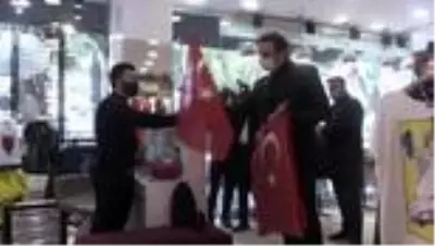 KAHRAMANMARAŞ - 'Bayrak olayı'nın 101. yıl dönümü anısına Türk bayrağı dağıtıldı KAHRAMANMARAŞ - 'Bayrak olayı'nın 101. yıl dönümü anısına Türk bayrağı dağıtıldı