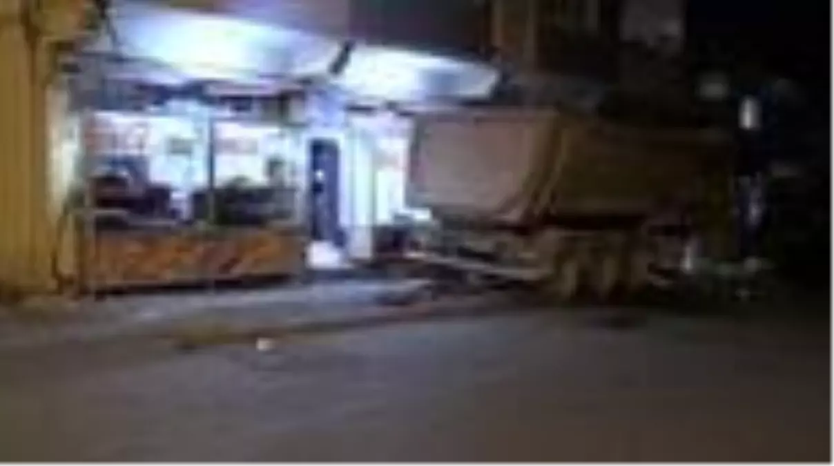 KAHRAMANMARAŞ - Park halindeyken hareket eden tır iş yerlerine çarparak durdu