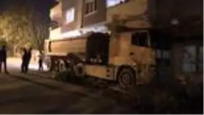 KAHRAMANMARAŞ - Park halindeyken hareket eden tır iş yerlerine çarparak durdu KAHRAMANMARAŞ - Park halindeyken hareket eden tır iş yerlerine çarparak durdu