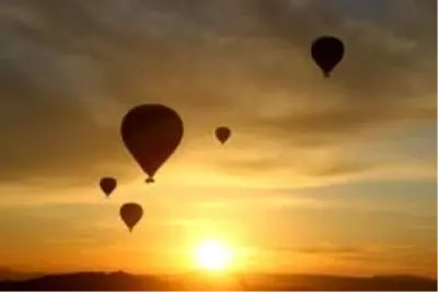 Kapadokya'da balonlar güneşin doğuşu için havalandı Kapadokya'da balonlar güneşin doğuşu için havalandı