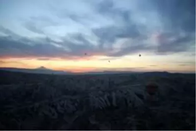 Kapadokya'da balonlar güneşin doğuşu için havalandı Kapadokya'da balonlar güneşin doğuşu için havalandı