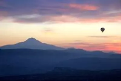 Kapadokya'da balonlar güneşin doğuşu için havalandı Kapadokya'da balonlar güneşin doğuşu için havalandı