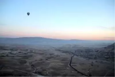 Kapadokya'da balonlar güneşin doğuşu için havalandı Kapadokya'da balonlar güneşin doğuşu için havalandı