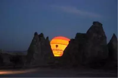 Kapadokya'da balonlar güneşin doğuşu için havalandı Kapadokya'da balonlar güneşin doğuşu için havalandı