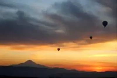 Kapadokya'da balonlar güneşin doğuşu için havalandı Kapadokya'da balonlar güneşin doğuşu için havalandı