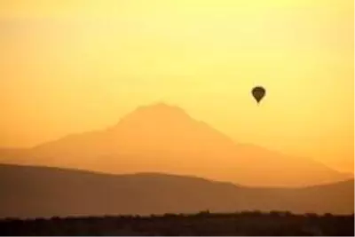 Kapadokya'da balonlar güneşin doğuşu için havalandı Kapadokya'da balonlar güneşin doğuşu için havalandı