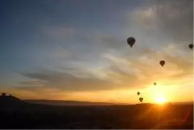 Kapadokya'da balonlar güneşin doğuşu için havalandı Kapadokya'da balonlar güneşin doğuşu için havalandı