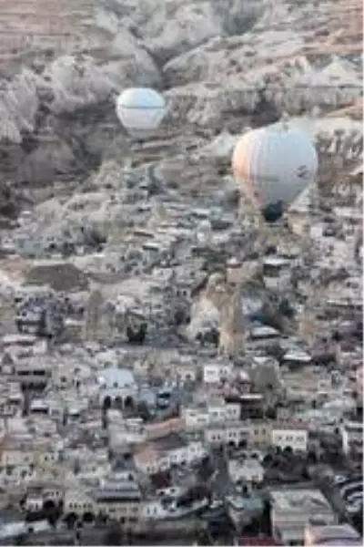 Kapadokya'da balonlar güneşin doğuşu için havalandı Kapadokya'da balonlar güneşin doğuşu için havalandı