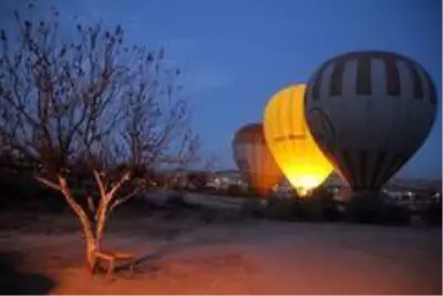 Kapadokya'da balonlar güneşin doğuşu için havalandı Kapadokya'da balonlar güneşin doğuşu için havalandı