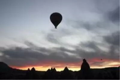 Kapadokya'da balonlar güneşin doğuşu için havalandı Kapadokya'da balonlar güneşin doğuşu için havalandı