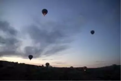 Kapadokya'da balonlar güneşin doğuşu için havalandı Kapadokya'da balonlar güneşin doğuşu için havalandı