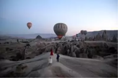 Kapadokya'da balonlar güneşin doğuşu için havalandı Kapadokya'da balonlar güneşin doğuşu için havalandı