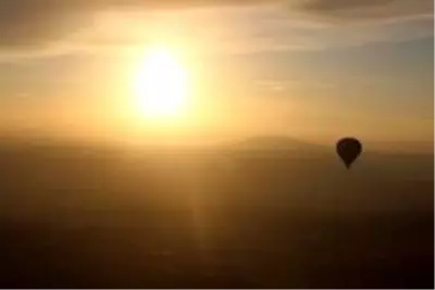 Kapadokya'da balonlar güneşin doğuşu için havalandı Kapadokya'da balonlar güneşin doğuşu için havalandı