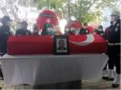 Kaza şehidi polis memuru, son yolculuğuna uğurlanıyor (2) Kaza şehidi polis memuru, son yolculuğuna uğurlanıyor (2)