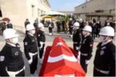 Son dakika haberi... Kaza şehidi polis memuru, son yolculuğuna uğurlanıyor Son dakika haberi... Kaza şehidi polis memuru, son yolculuğuna uğurlanıyor