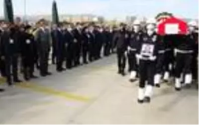 Son dakika haberi... Kaza şehidi polis memuru, son yolculuğuna uğurlanıyor Son dakika haberi... Kaza şehidi polis memuru, son yolculuğuna uğurlanıyor