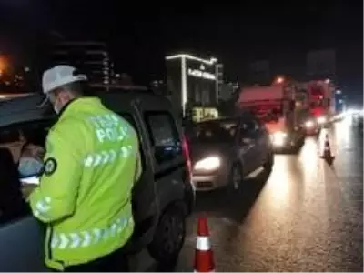 Sokağa çıkma kısıtlaması denetimleri başladı; uymayanlara cezai işlem uygulandı Sokağa çıkma kısıtlaması denetimleri başladı; uymayanlara cezai işlem uygulandı