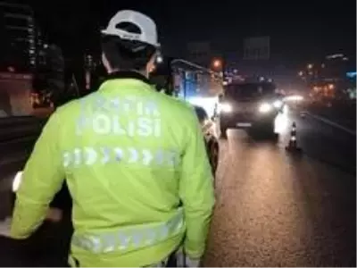 Sokağa çıkma kısıtlaması denetimleri başladı; uymayanlara cezai işlem uygulandı Sokağa çıkma kısıtlaması denetimleri başladı; uymayanlara cezai işlem uygulandı
