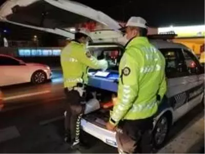 Sokağa çıkma kısıtlaması denetimleri başladı; uymayanlara cezai işlem uygulandı Sokağa çıkma kısıtlaması denetimleri başladı; uymayanlara cezai işlem uygulandı