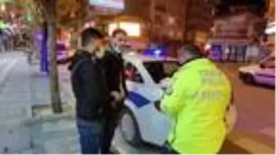 Kısıtlamaya uymayan gence ve kimliğini getirerek yasağı delen arkadaşına ceza kesildi Kısıtlamaya uymayan gence ve kimliğini getirerek yasağı delen arkadaşına ceza kesildi