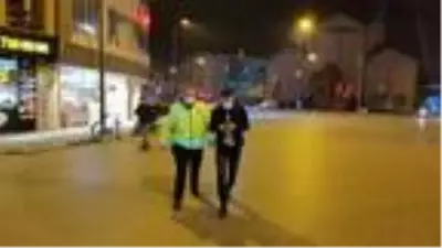Kısıtlamaya uymayan gence ve kimliğini getirerek yasağı delen arkadaşına ceza kesildi Kısıtlamaya uymayan gence ve kimliğini getirerek yasağı delen arkadaşına ceza kesildi
