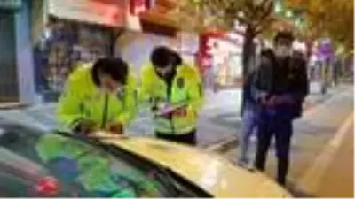 Kısıtlamaya uymayan gence ve kimliğini getirerek yasağı delen arkadaşına ceza kesildi Kısıtlamaya uymayan gence ve kimliğini getirerek yasağı delen arkadaşına ceza kesildi