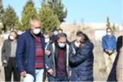 Koronavirüse yenik düşen 22 yaşındaki hemşire toprağa verildi Koronavirüse yenik düşen 22 yaşındaki hemşire toprağa verildi