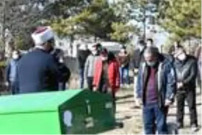 Koronavirüse yenik düşen 22 yaşındaki hemşire toprağa verildi Koronavirüse yenik düşen 22 yaşındaki hemşire toprağa verildi